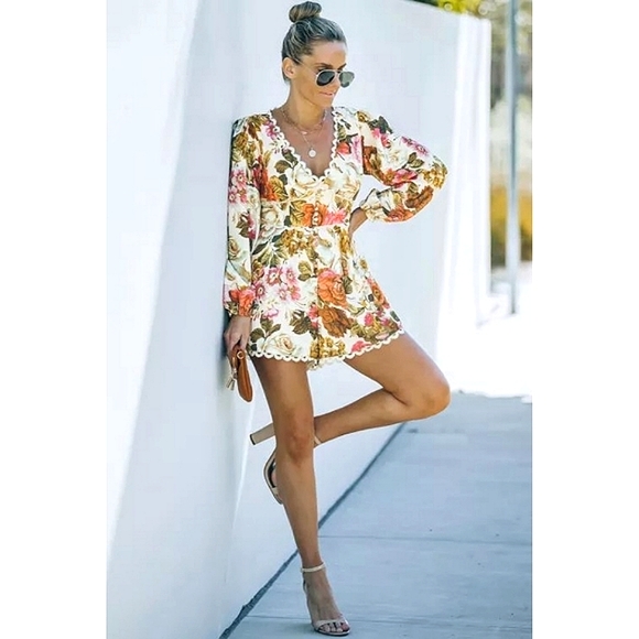 LAST ONE!  Floral V-Neck With Lace Trim Romper NWT - Picture 4 of 7